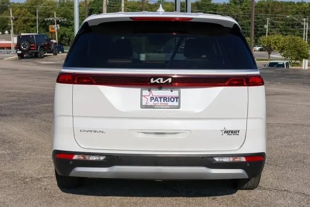 2024 Kia Carnival LX photo 4