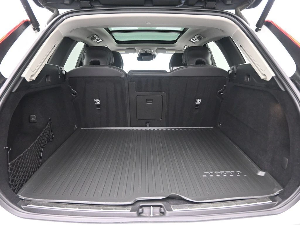 2020 Volvo - image 32
