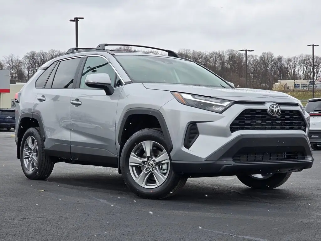 2025 Toyota RAV4 XLE's photo
