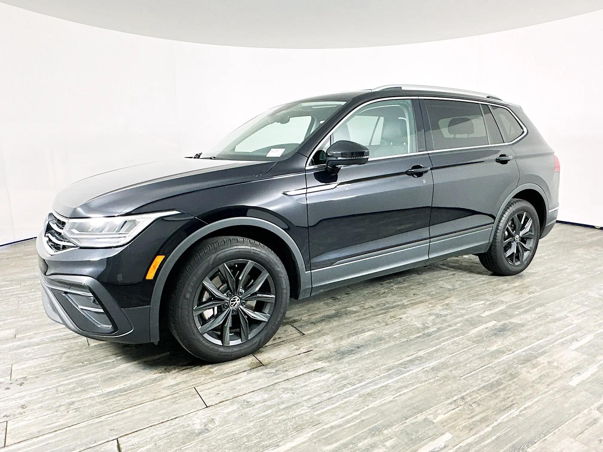 2024 Volkswagen Tiguan SE Wolfsburg Edition photo 2