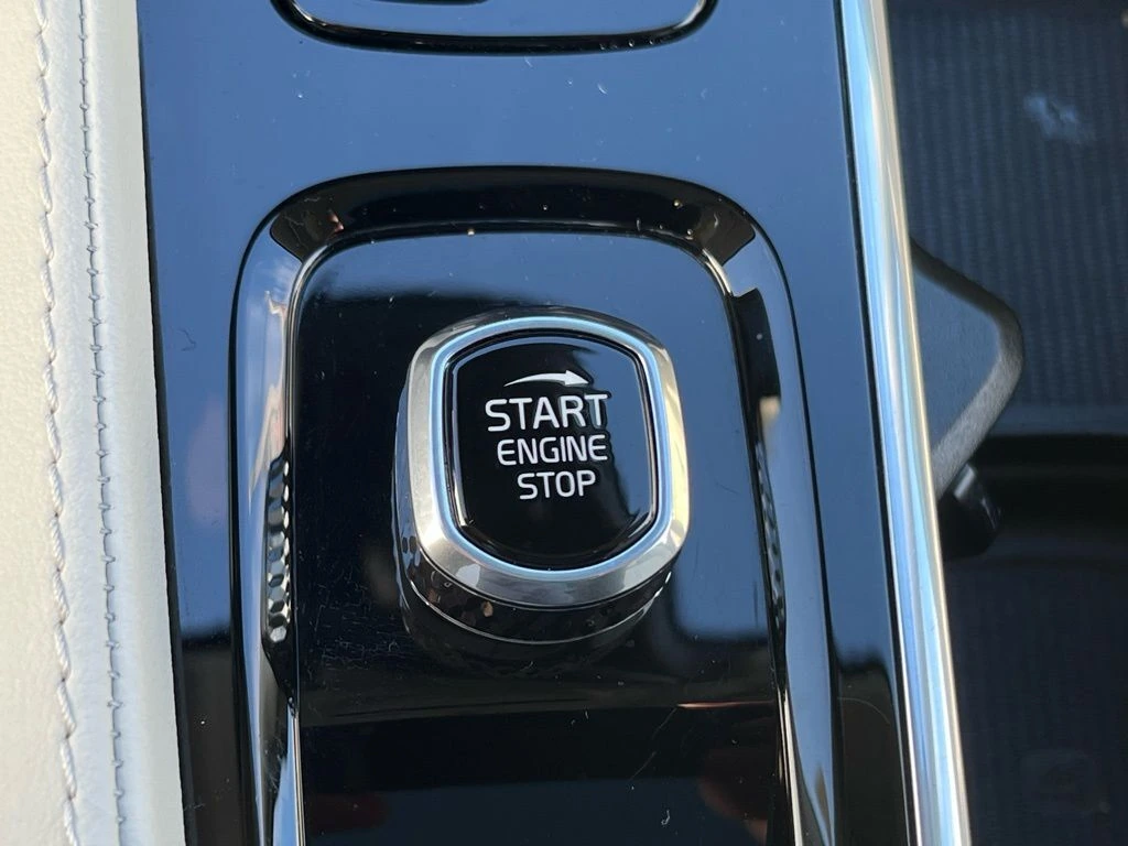 2025 Volvo - image 22