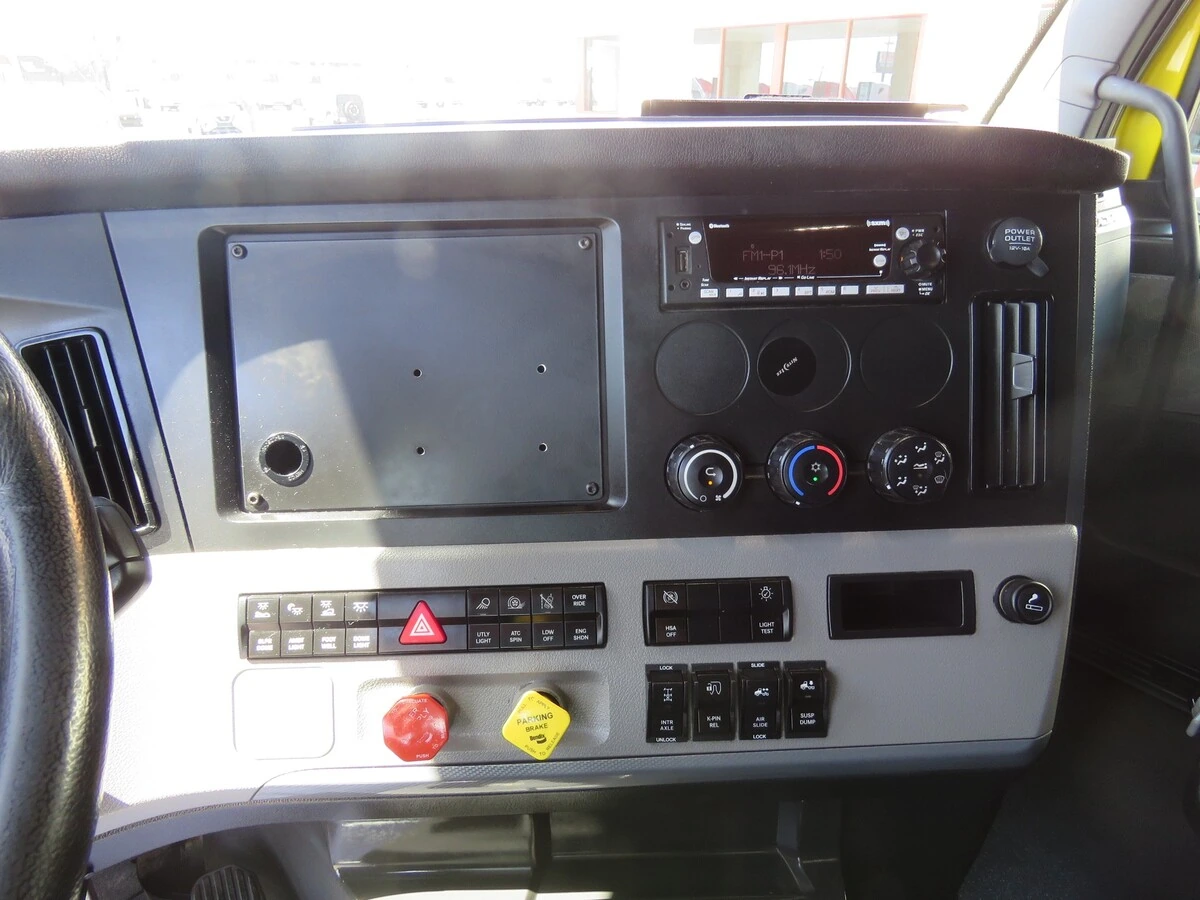 2022 Freightliner Cascadia - image 21