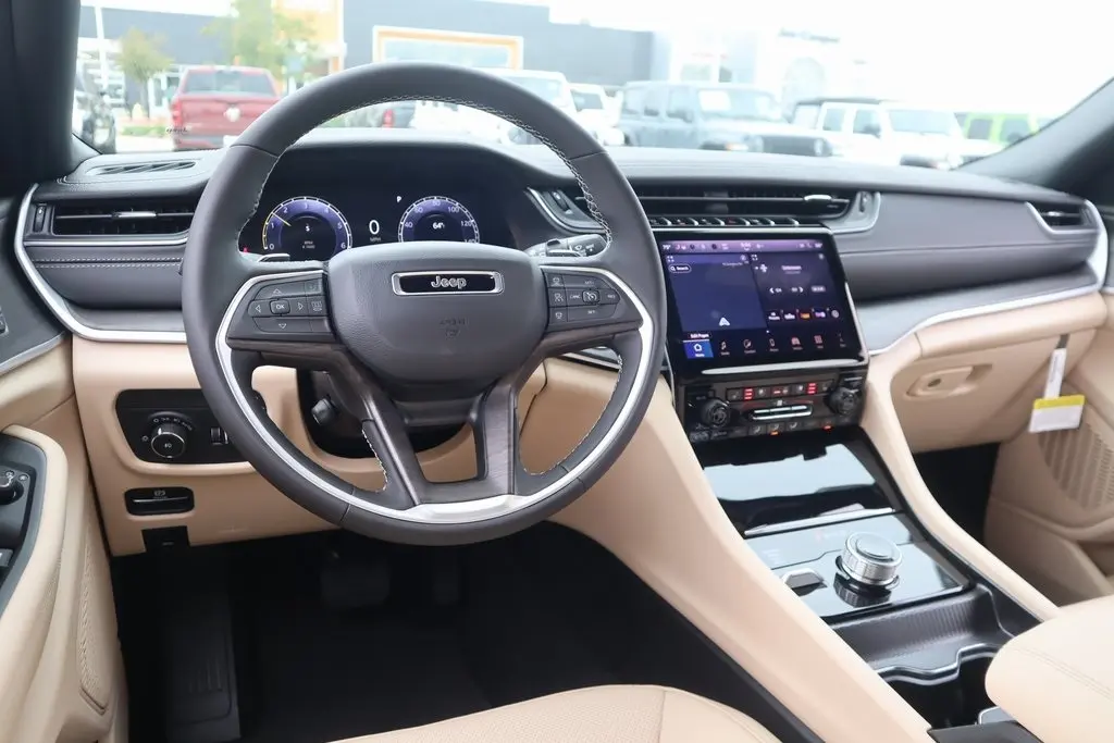 2025 Jeep Grand Cherokee Limited photo 2