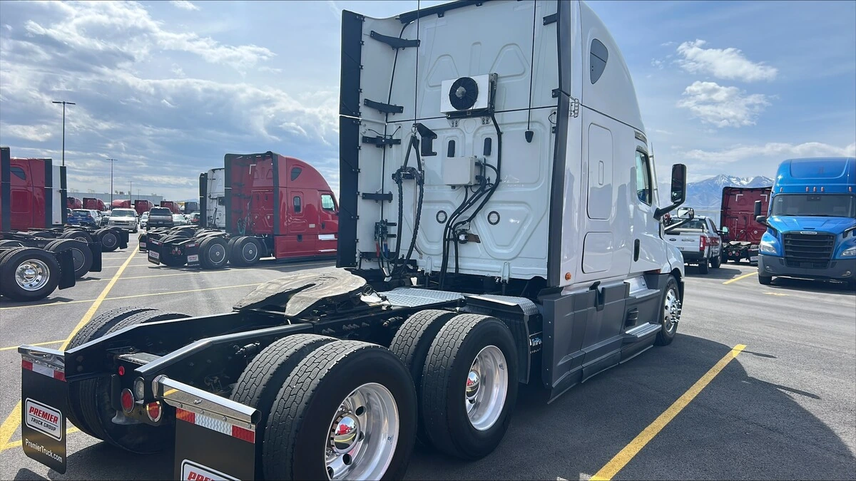 2022 Freightliner Cascadia - image 3