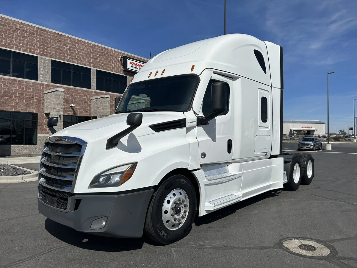 2022 Freightliner Cascadia - image 2