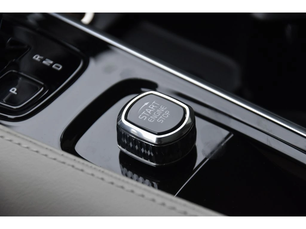 2025 Volvo - image 37