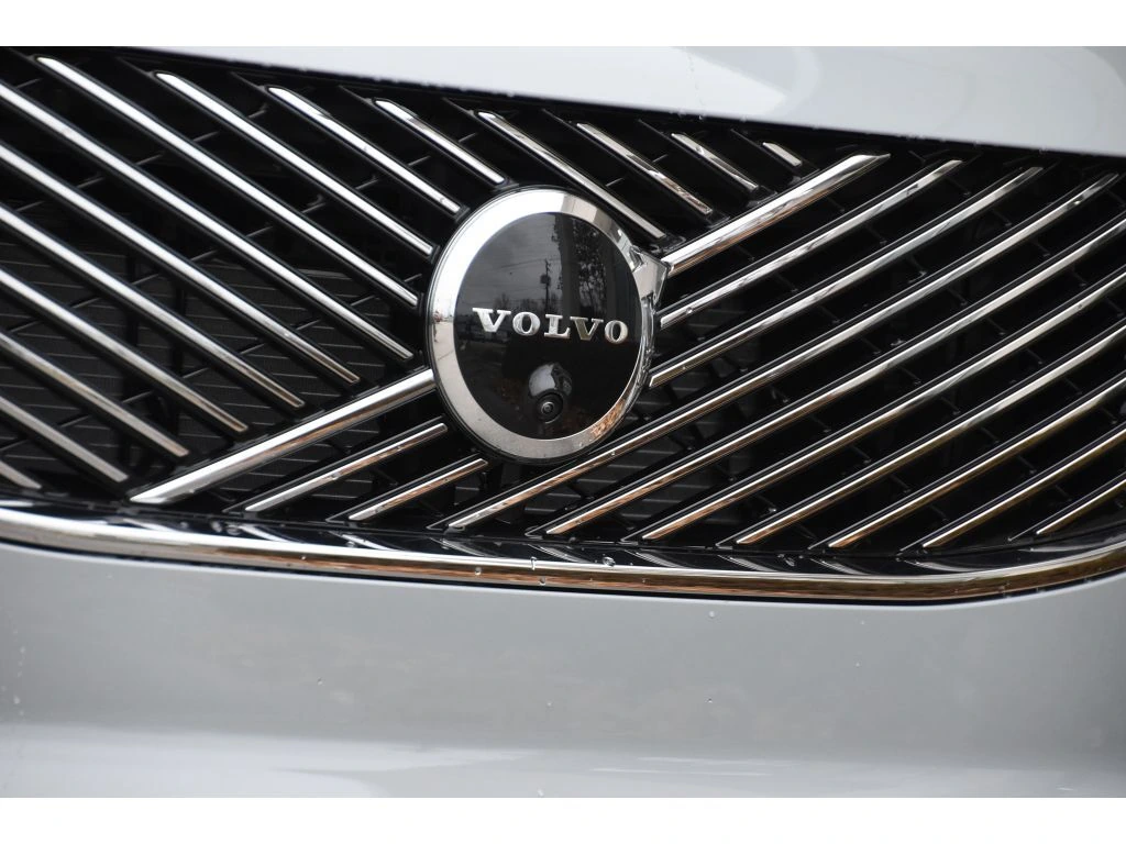 2026 Volvo - image 9