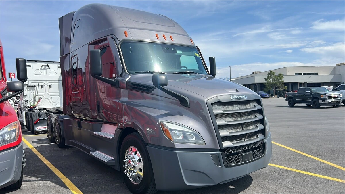 2022 Freightliner Cascadia - image 4