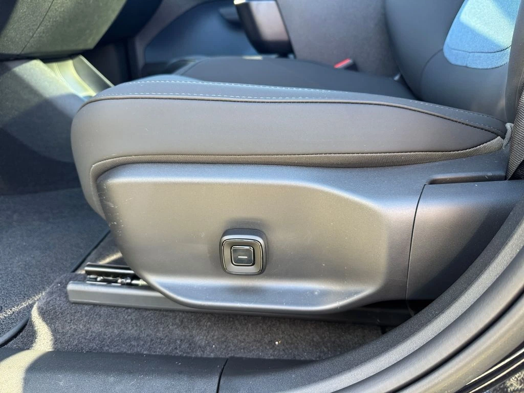 2025 Volvo - image 15