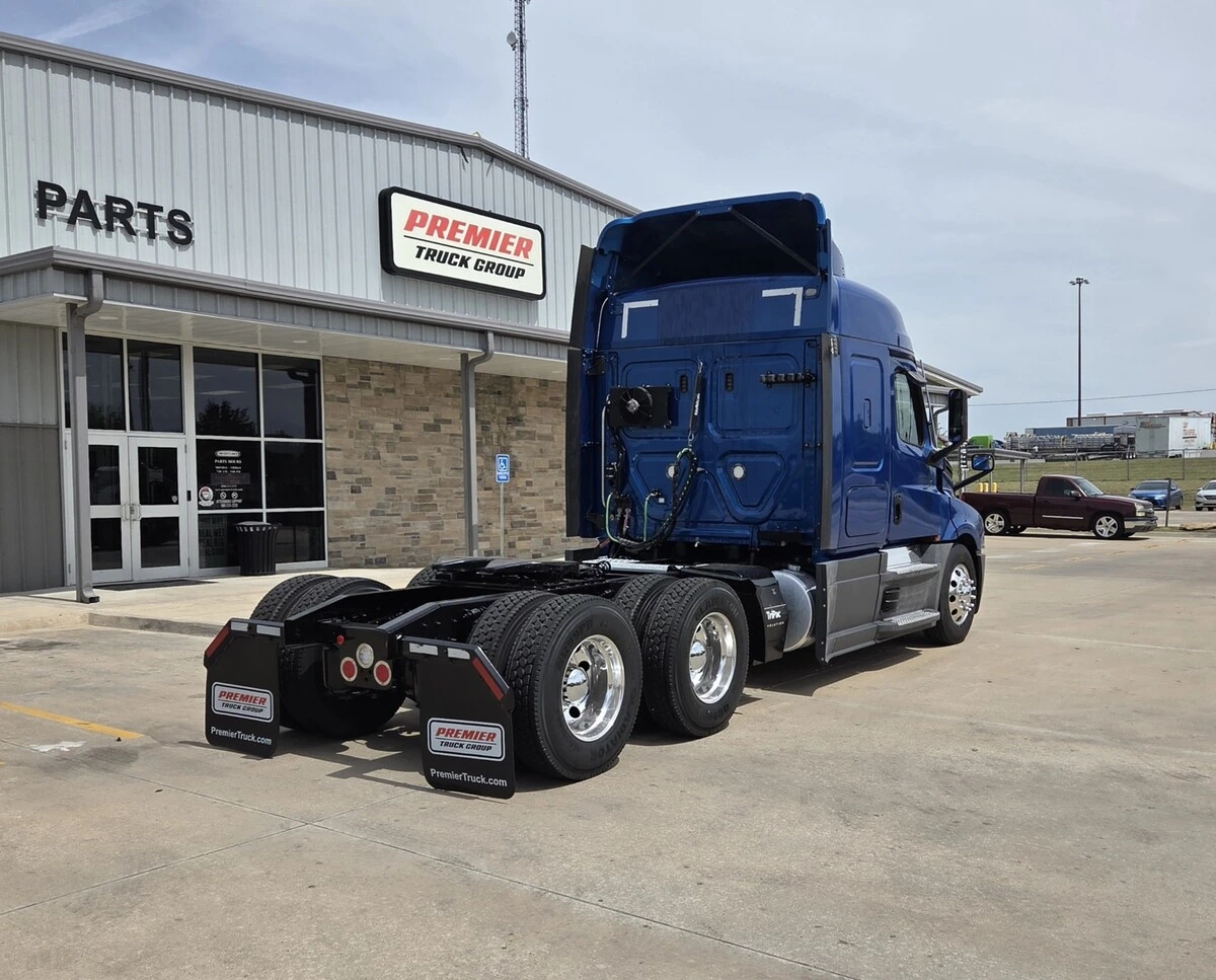 2023 Freightliner Cascadia - image 4