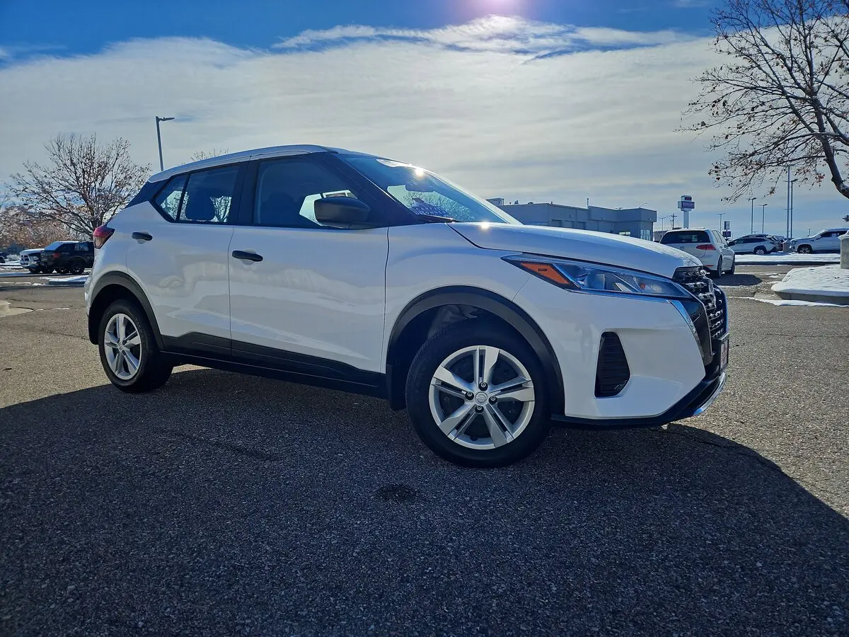 2024 Nissan Kicks S photo 2