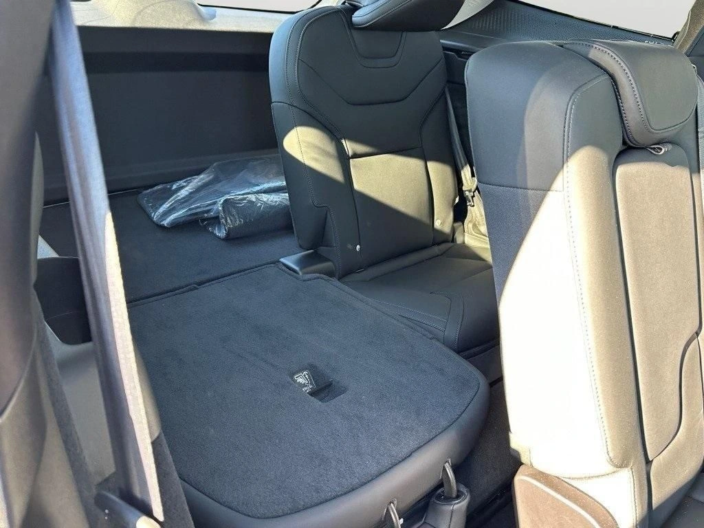 2025 Volvo - image 12