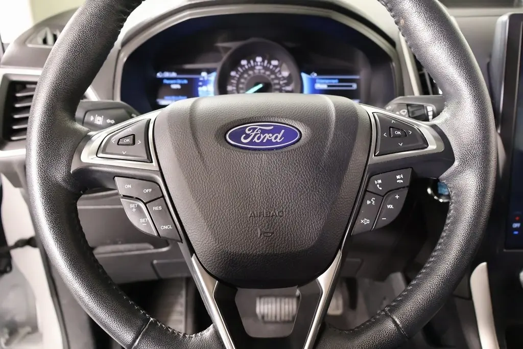 2024 Ford Edge SEL photo 3