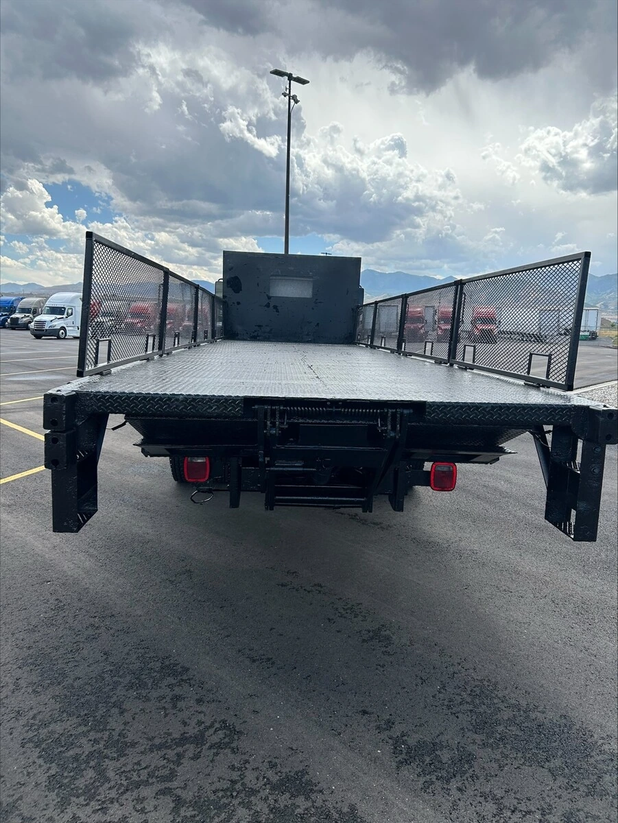 2018 Freightliner M2 106 — photo 6