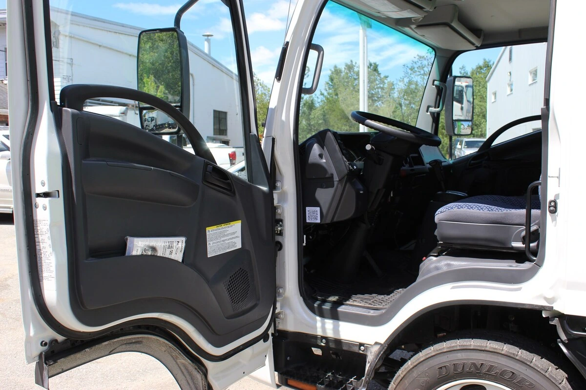 2024 Isuzu NRR - image 2