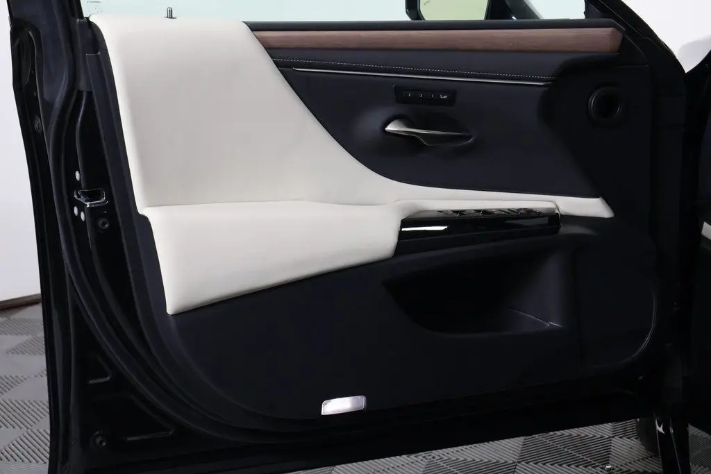 2025 Lexus ES 300h Base photo 12