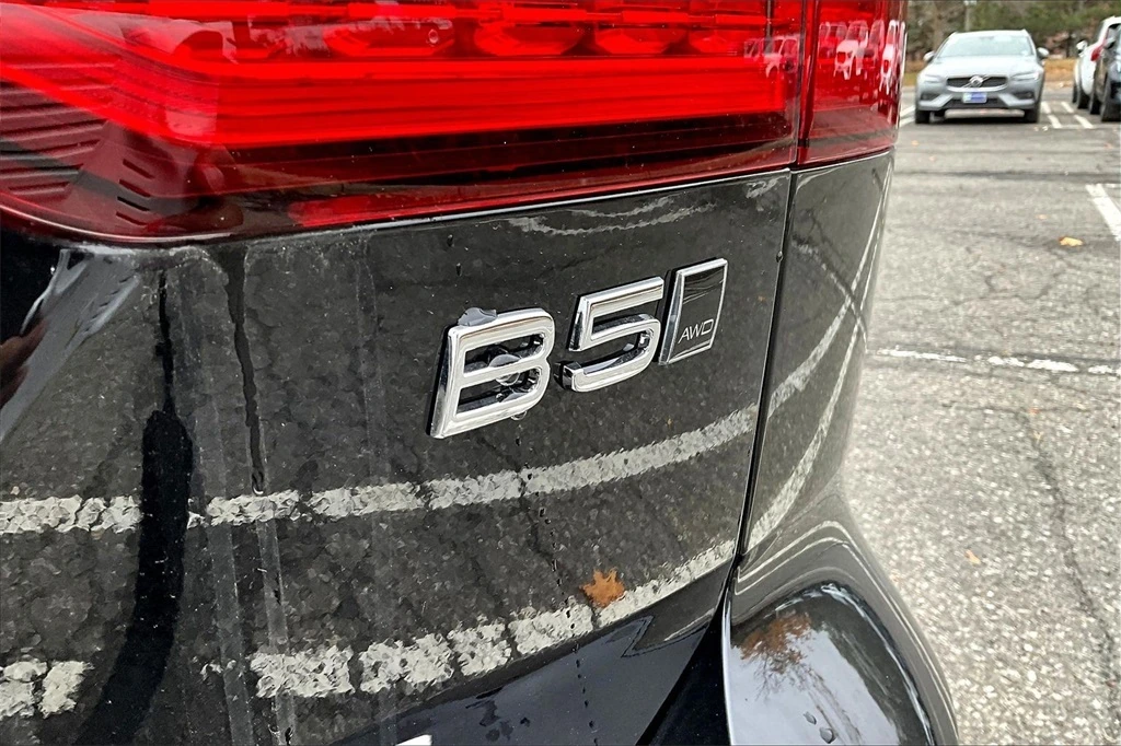 2026 Volvo - image 9