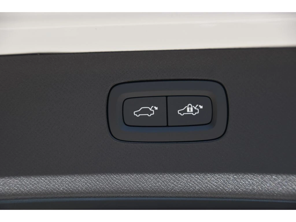 2026 Volvo - image 25