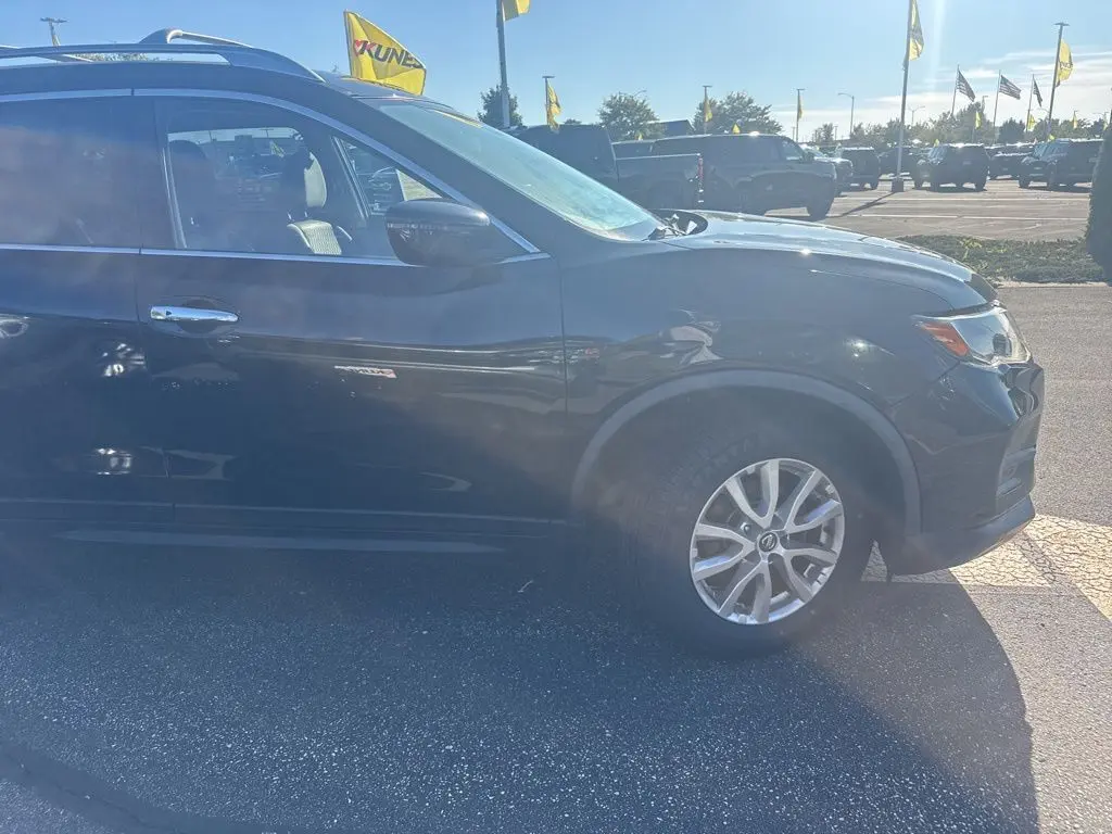 2020 Nissan Rogue SV photo 10