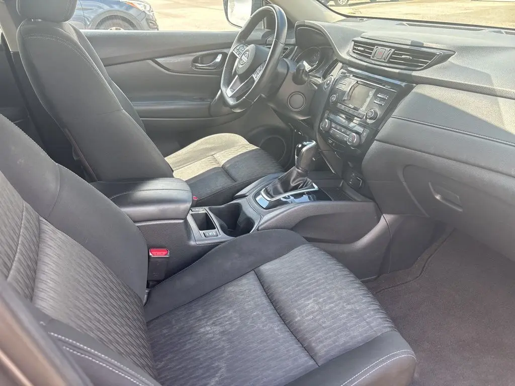 2017 Nissan Rogue SV photo 16