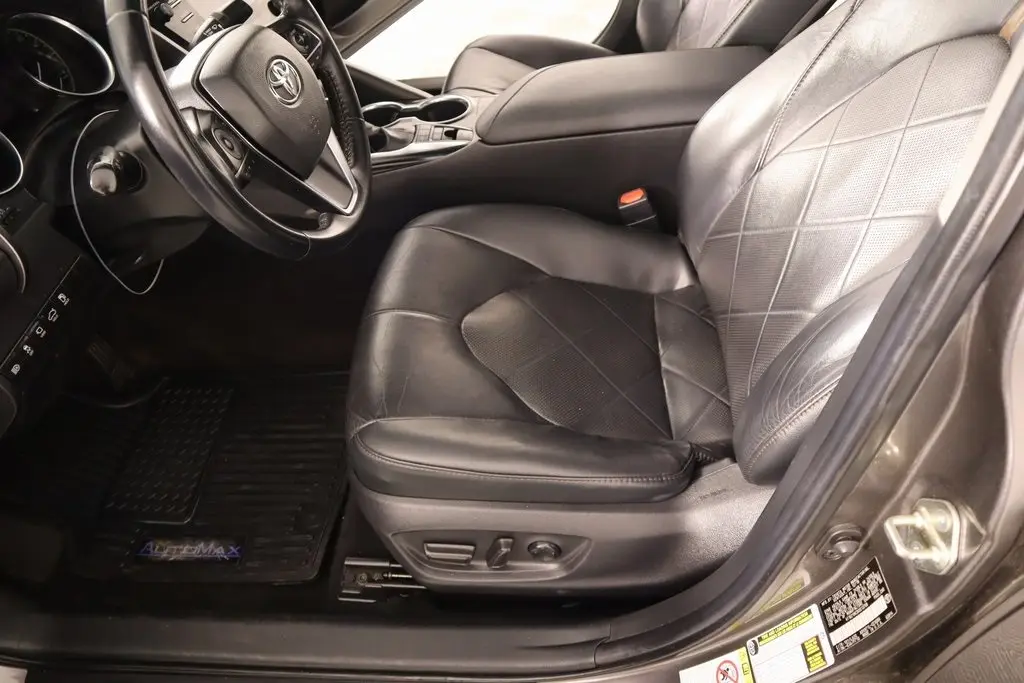 2019 Toyota Camry Hybrid LE photo 12