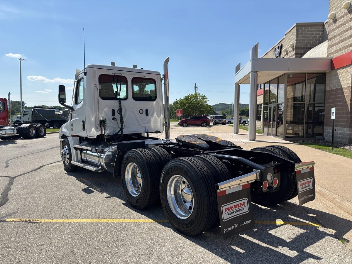 2025 Freightliner Cascadia — photo 7