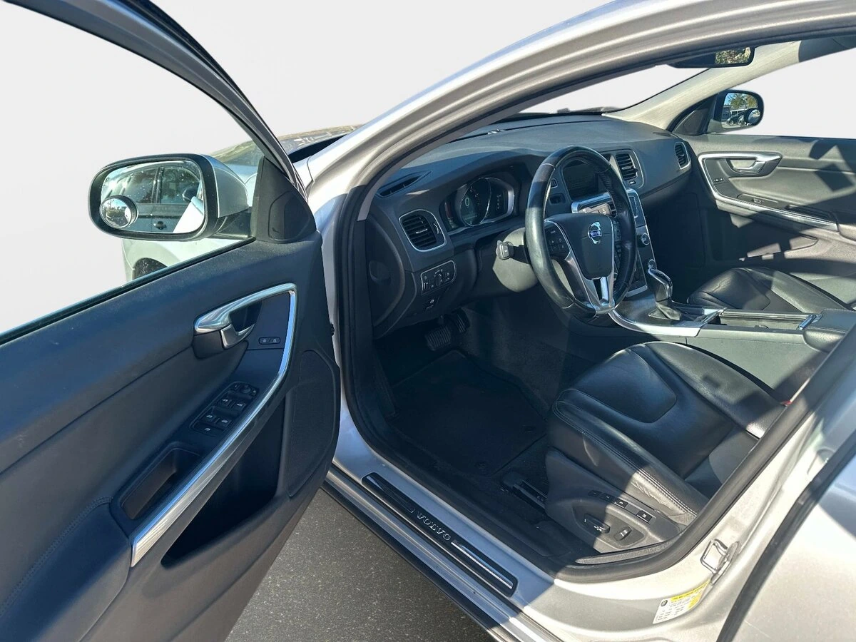 2015 Volvo - image 10