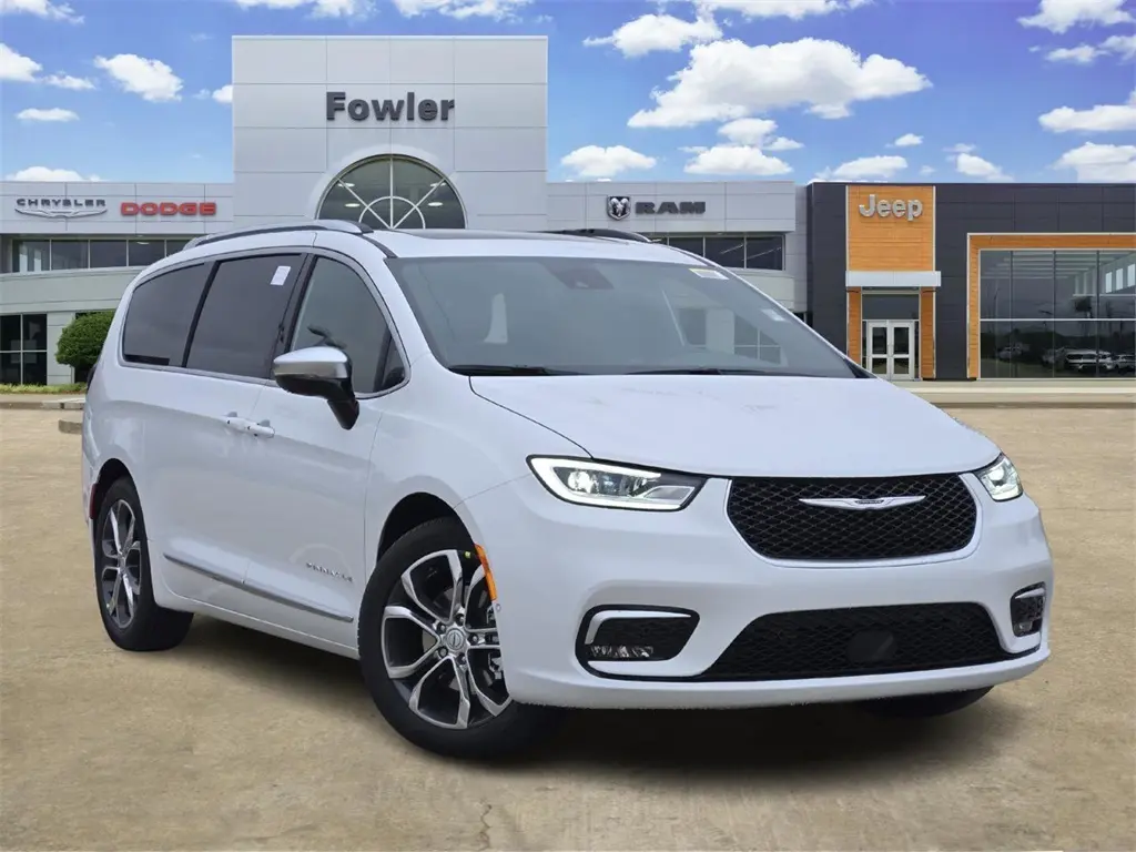 2026 Chrysler Pacifica Pinnacle's photo