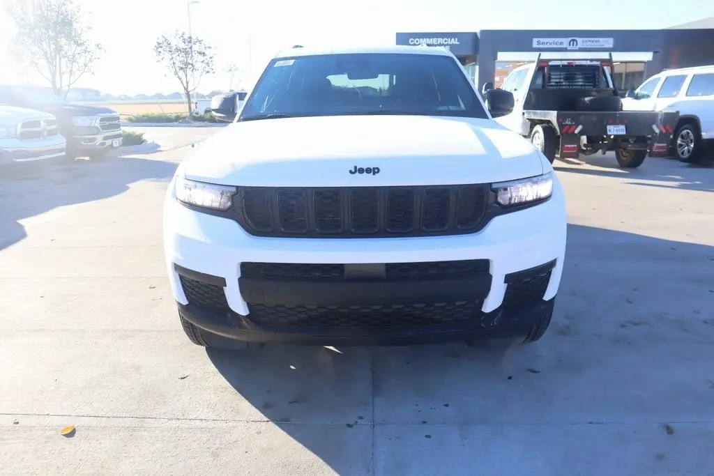 2025 Jeep Grand Cherokee Altitude X photo 2