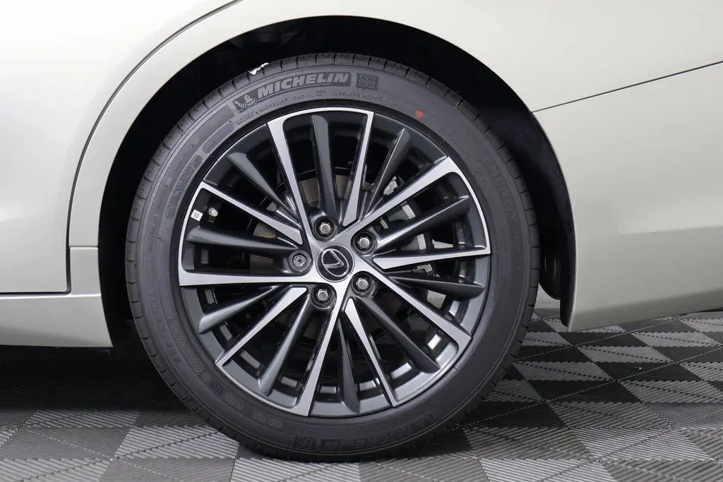 2025 Lexus ES 300h photo 9