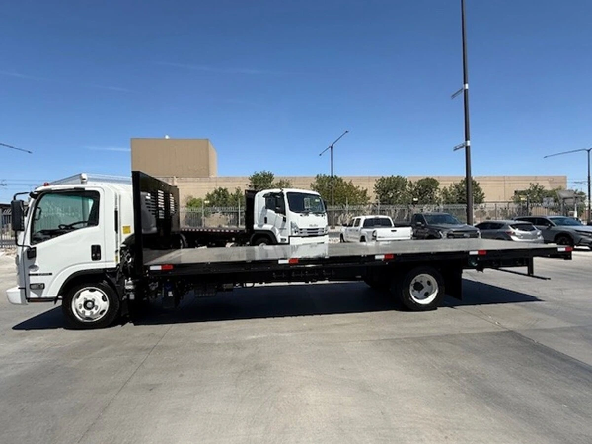 2024 Isuzu NRR — photo 2