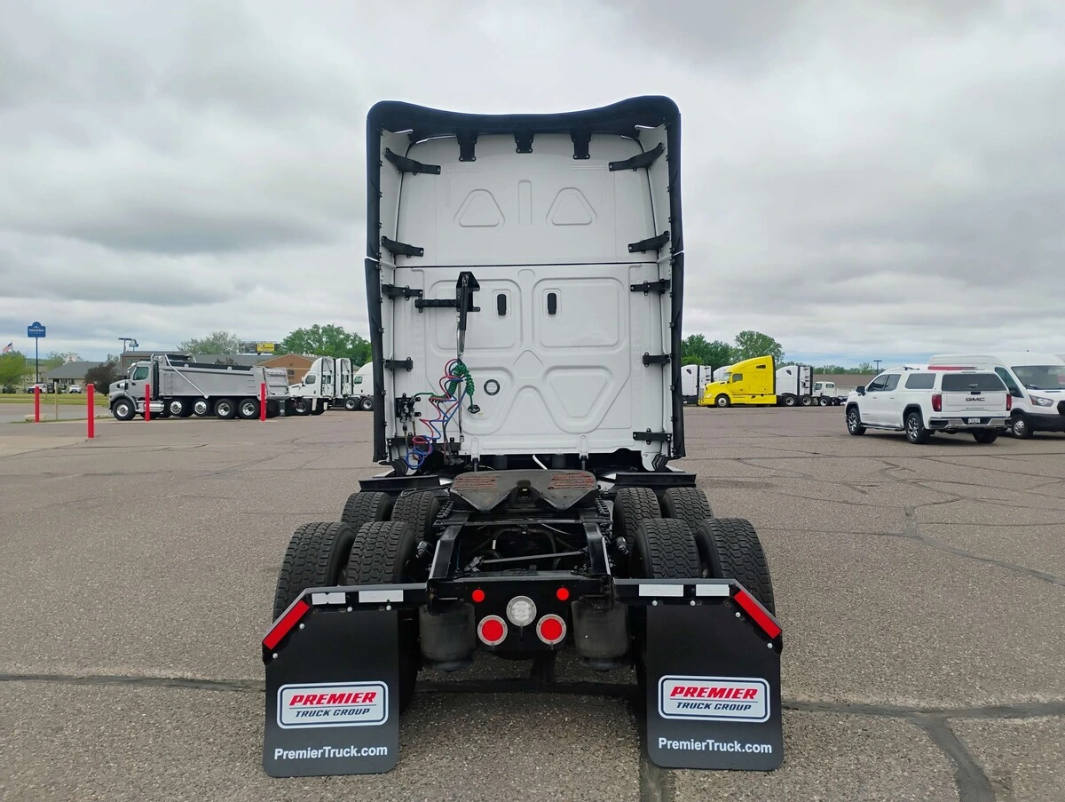 2025 Freightliner Cascadia — photo 6