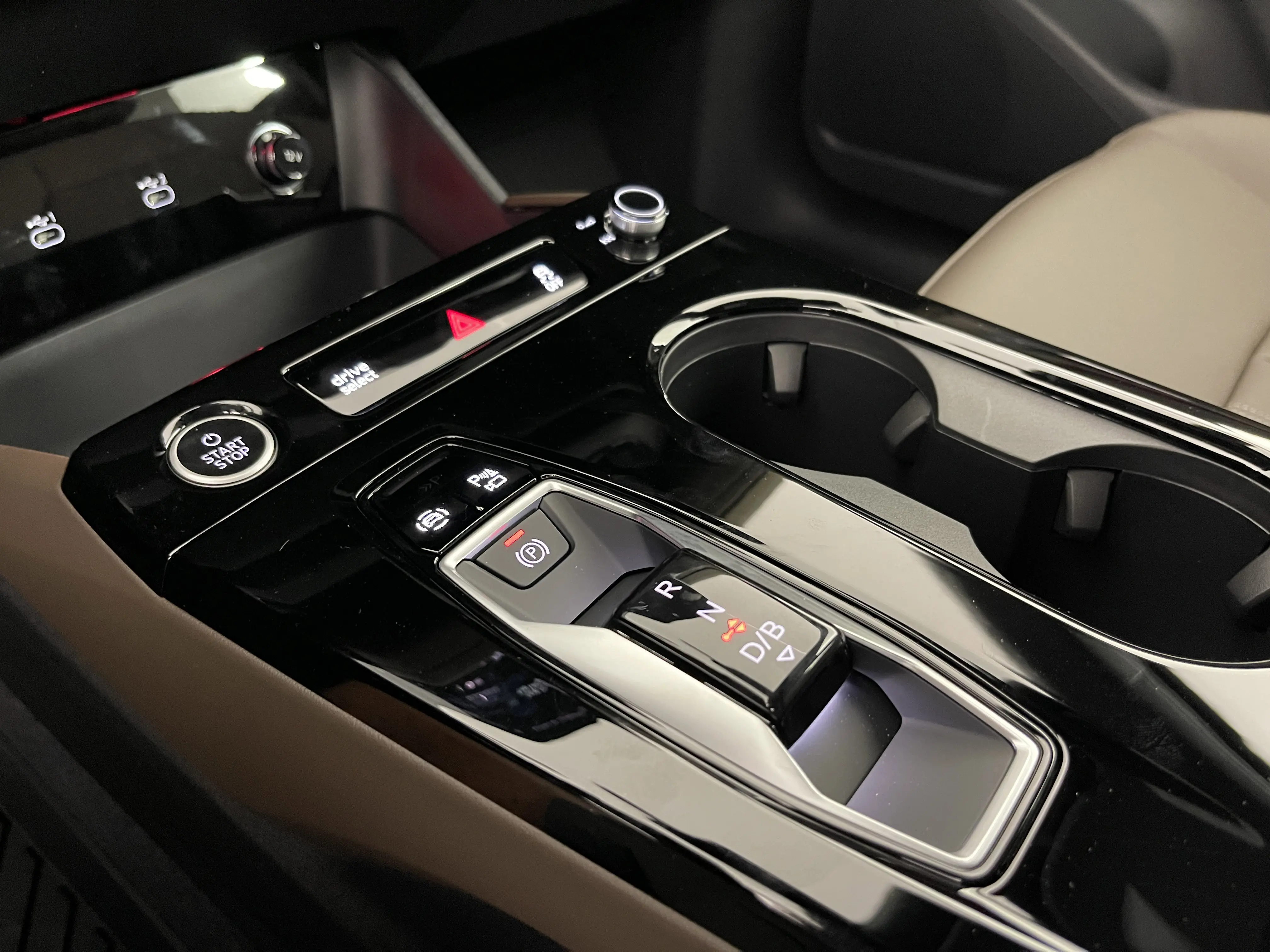 2025 Audi Q6 E-tron Prestige photo 31