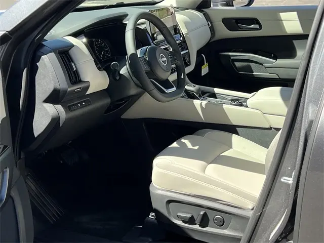 2025 Nissan Pathfinder SL photo 10