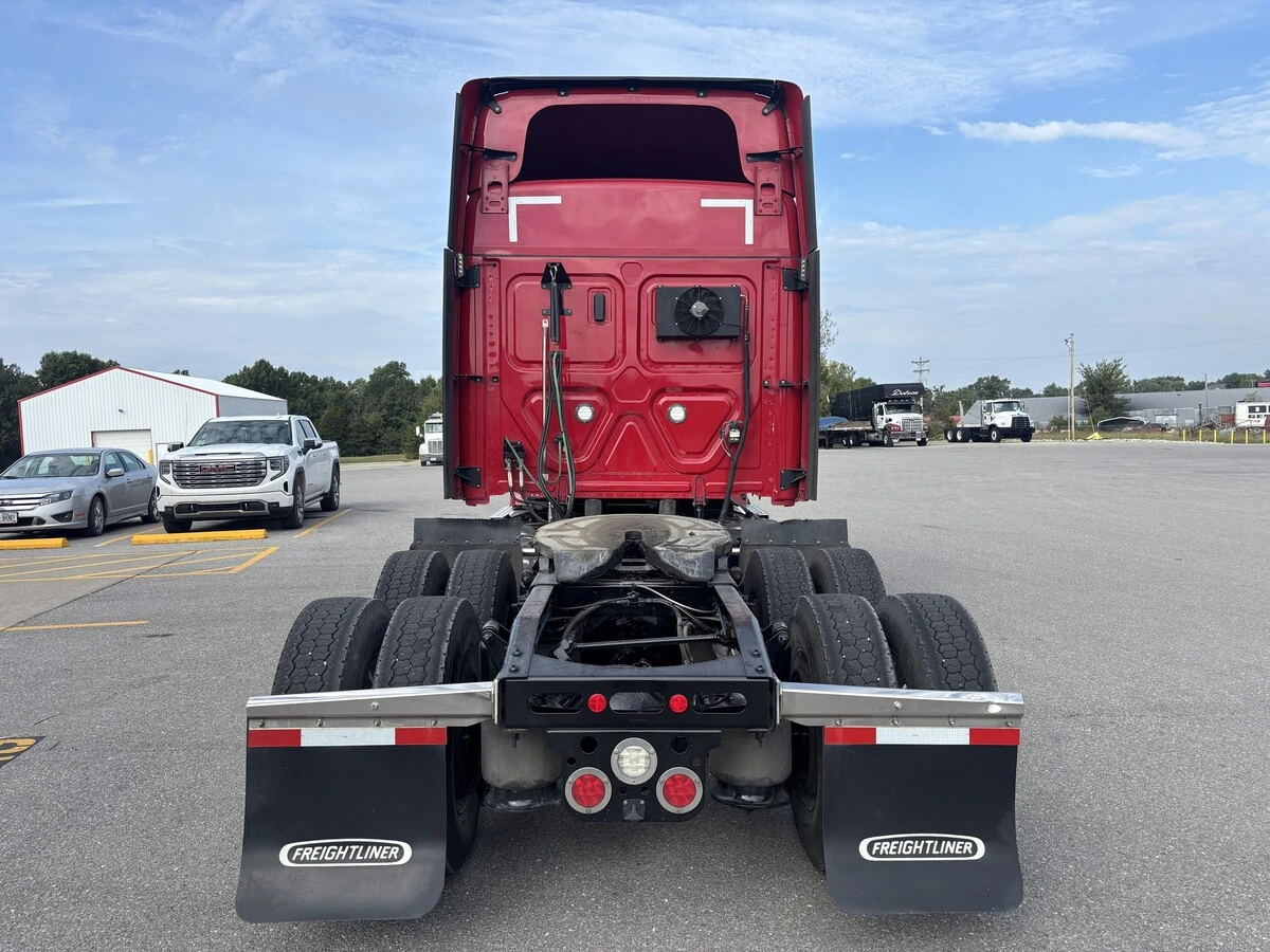 2024 Freightliner Cascadia — photo 6