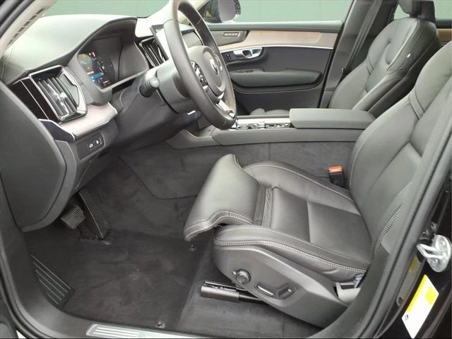 2026 Volvo - image 13