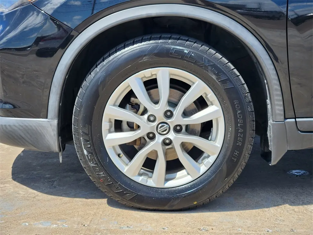 2019 Nissan Rogue SV photo 4