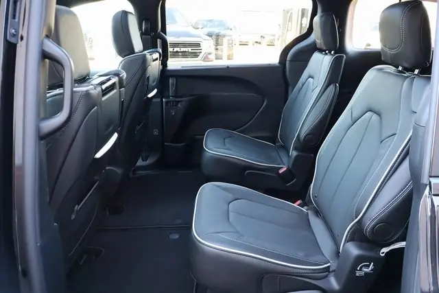 2026 Chrysler Pacifica Limited photo 40