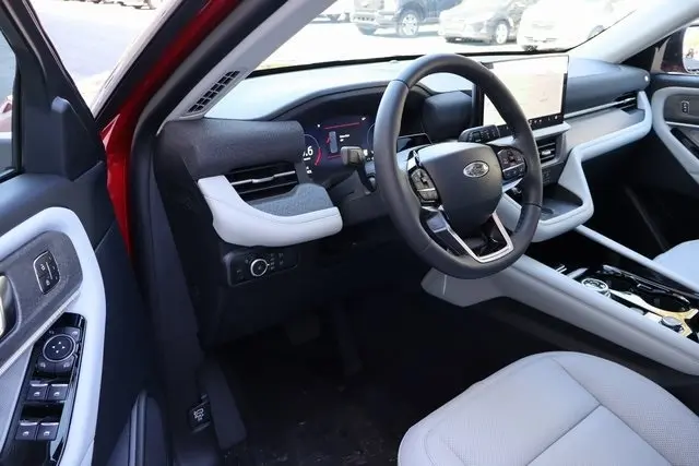 2025 Ford Explorer Platinum photo 4