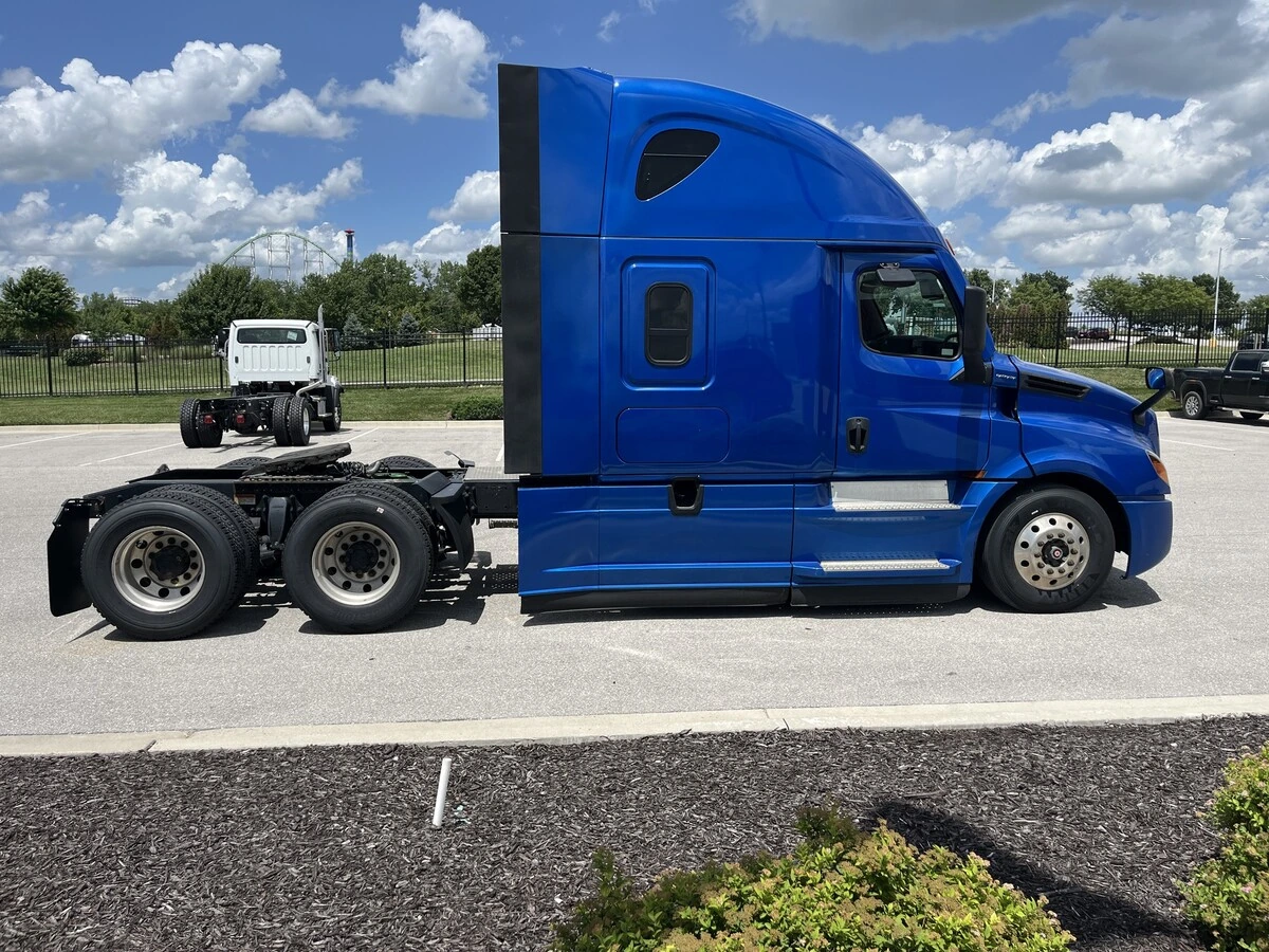 2022 Freightliner Cascadia — photo 4