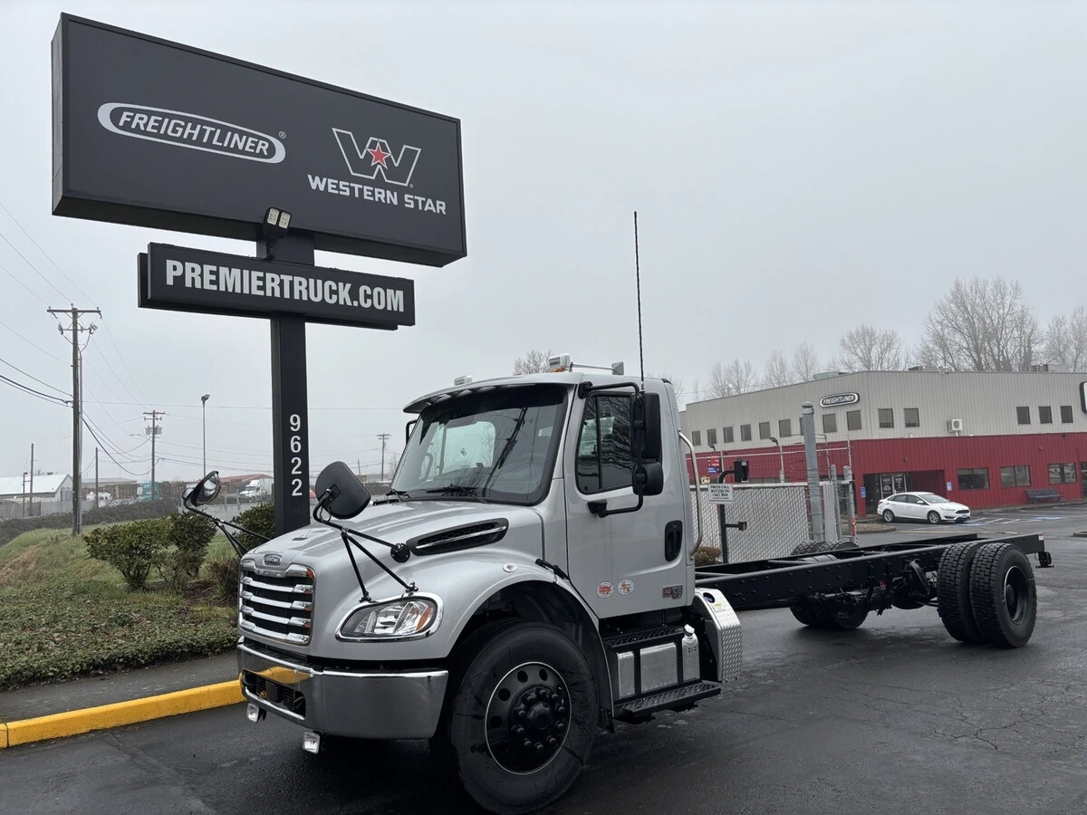 2025 Freightliner M2 106 in Portland, OR — photo 4