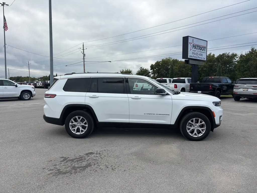 2022 Jeep Grand Cherokee Limited photo 2