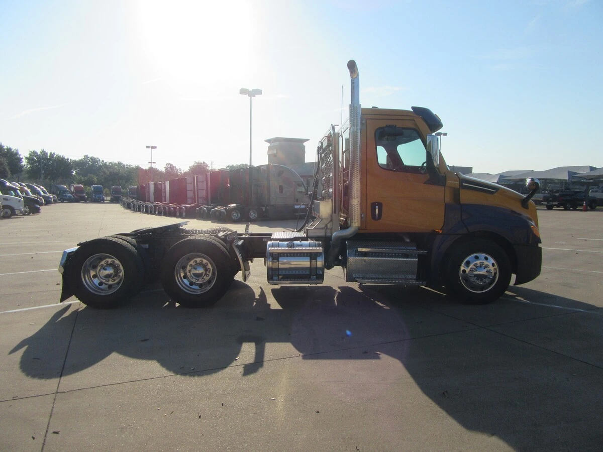 2025 Freightliner Cascadia — photo 5