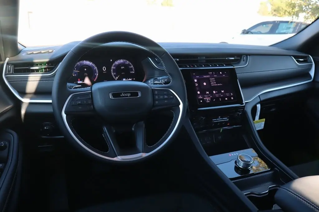 2025 Jeep Grand Cherokee Laredo photo 2