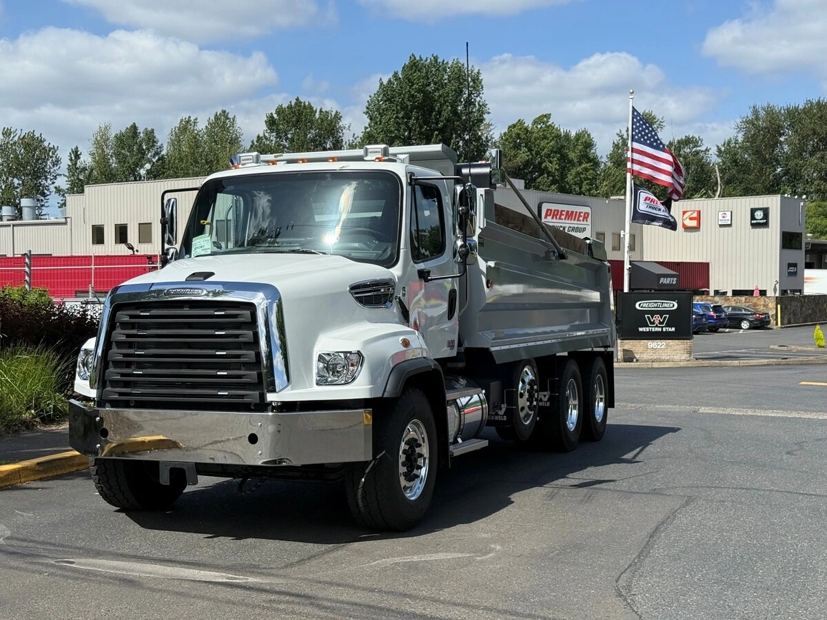 2027 Freightliner 114SD — photo 2