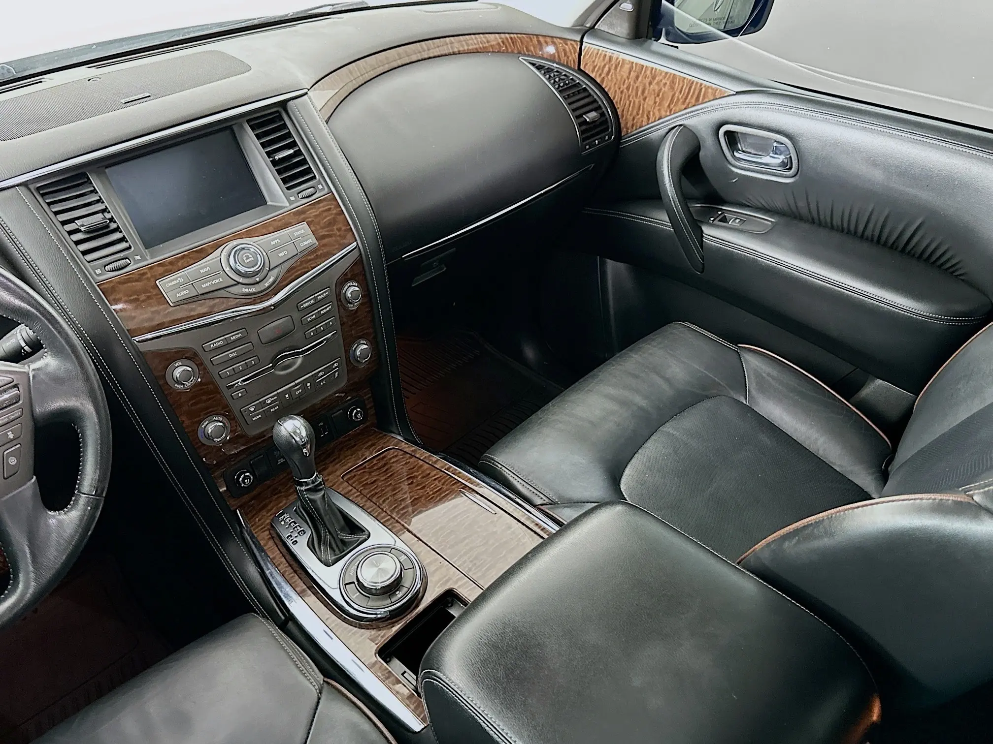2020 Nissan Armada Platinum photo 17