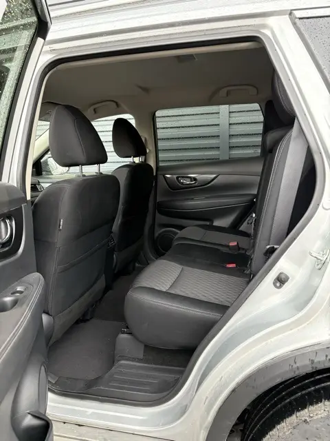 2018 Nissan Rogue SV photo 6