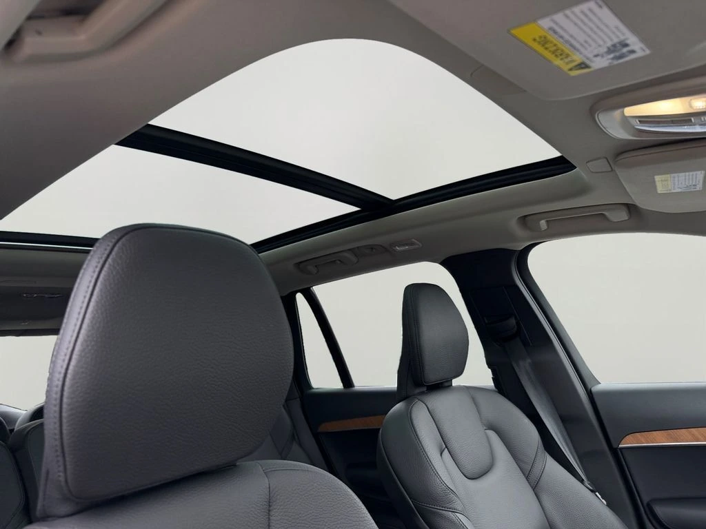 2025 Volvo - image 6