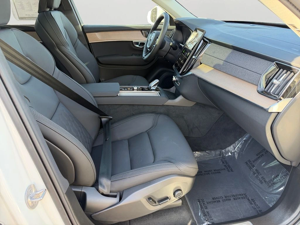 2025 Volvo - image 8