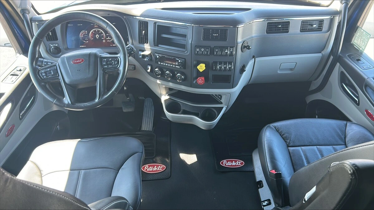 2023 Peterbilt 579 - image 2
